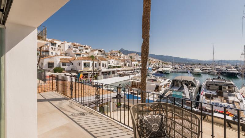 Lyx renoverad Frontline lägenhet med panoramautsikt i Benabola, Puerto Banús