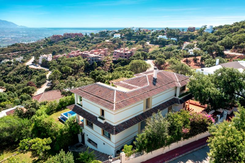 ¡Espectacular villa con hermosas vistas al mar, el valle, y el amanecer! En Marbella Este, Monte Elviria.