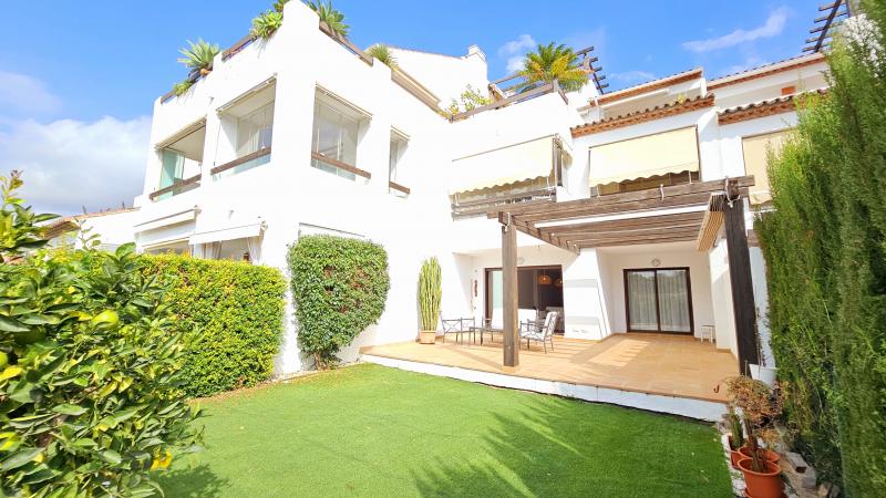 Apartamento en planta baja de 2 dormitorios con jardín privado en venta en Casares Green