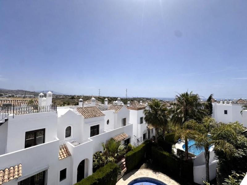 Radhus i front line golf, 3 sovrum 3 badrum och privat garage, i Azata Golf, Estepona Väst