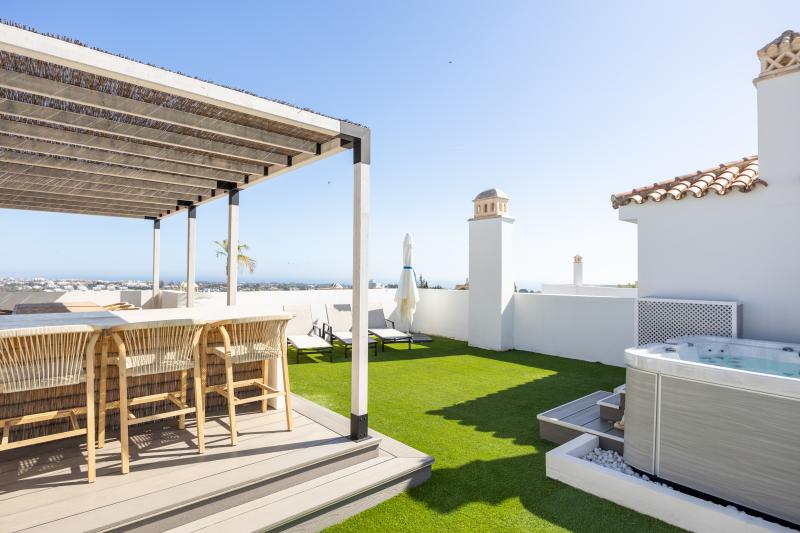 Luxury 3-Bedroom Penthouse with Panoramic Sea Views in El Paraiso