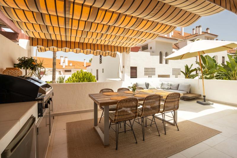 Apartamento de 3 dormitorios en Nueva Andalucía, cerca de la playa con vistas al mar
