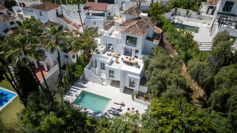 Welcome to Villa Lucalle, a contemporary masterpiece located in the picturesque grounds of Los Naranjos Hill Club in La Cerquilla, Nueva Andalucía.