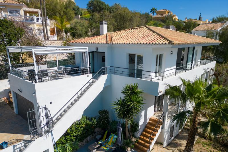 Preciosa Villa Blanca con Gran Terraza y Piscina Privada