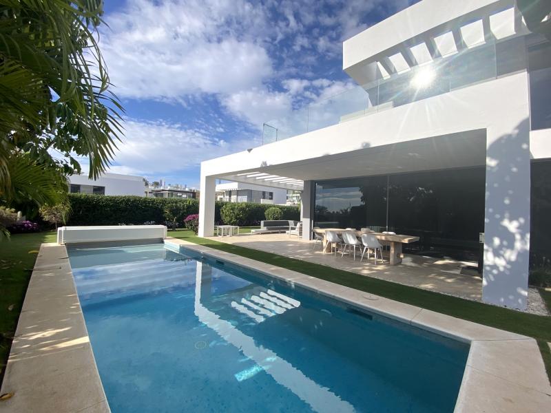 Immaculate modern style luxury villa on Estepona's New Golden Mile