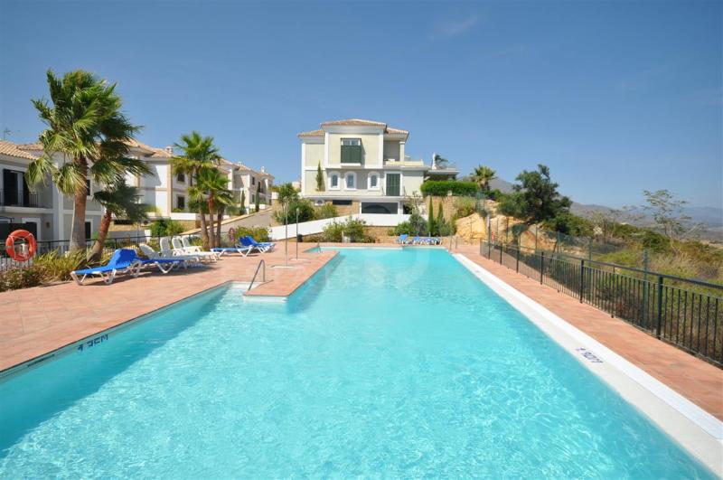 Beautiful and luxurious 3 bed apartment in Doña Julia with sea and golf views