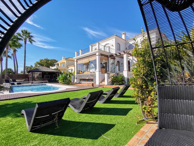 A superbly presented 6 bedroom luxury villa in La Paloma, Manilva with panoramic Mediterranean Sea views.