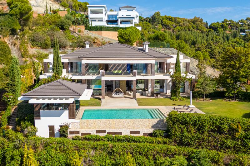 Stylish and modern luxury villa with panoramic sea views in La Reserva del Alcuzcuz, Benahavis
