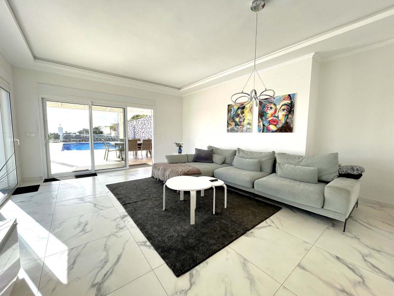 Located in the beautiful area of El Faro, Mijas, this stunning villa offers the perfect blend of luxury and convenience. Just minutes from shops, restaurants, and the beach, the villa provides a peaceful yet accessible retreat. With...