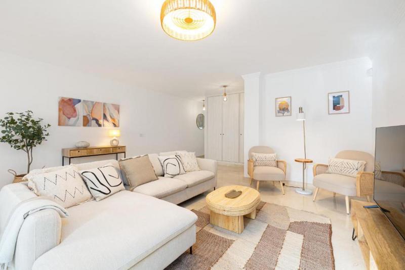 MOOI GERENOVEERD APPARTEMENT MET 3 SLAAPKAMERS IN FUENGIROLA