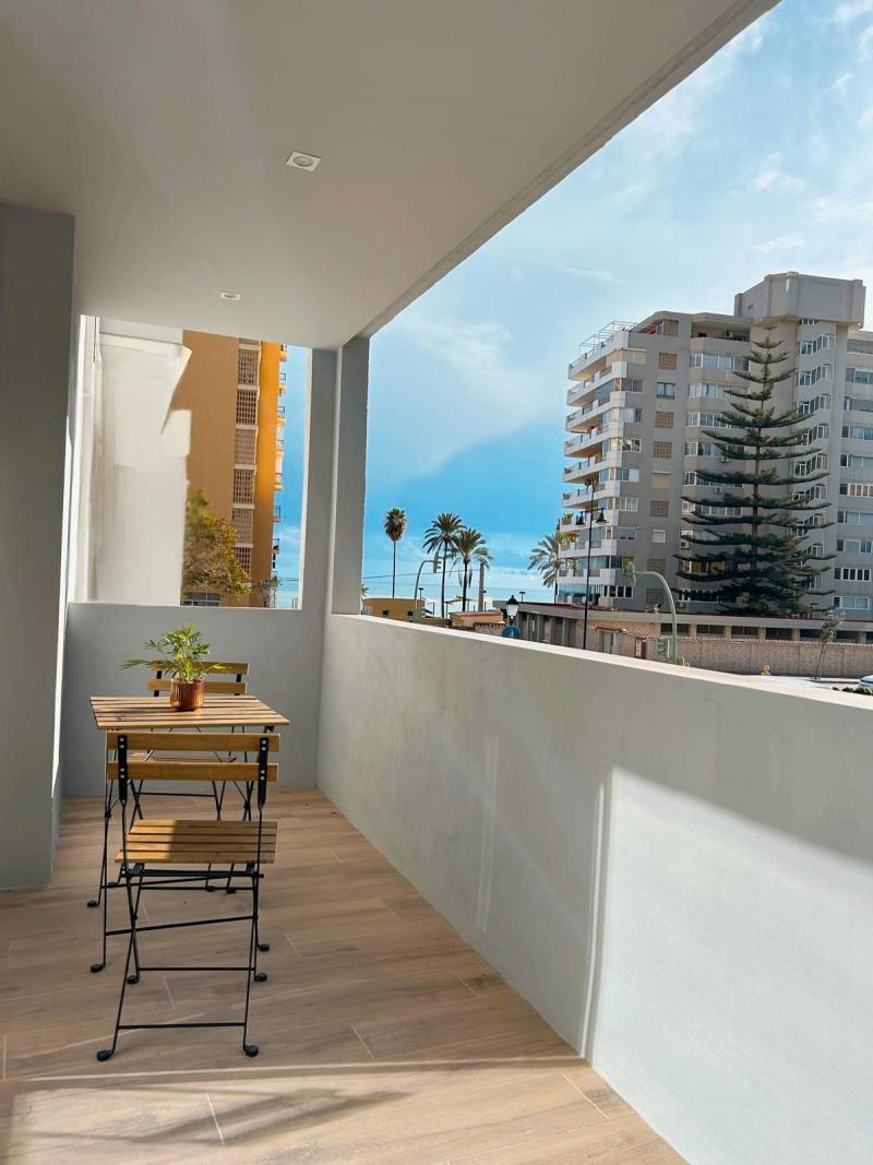 Presenting a bright and beautifully maintained apartment in the highly sought-after area of Torreblanca.