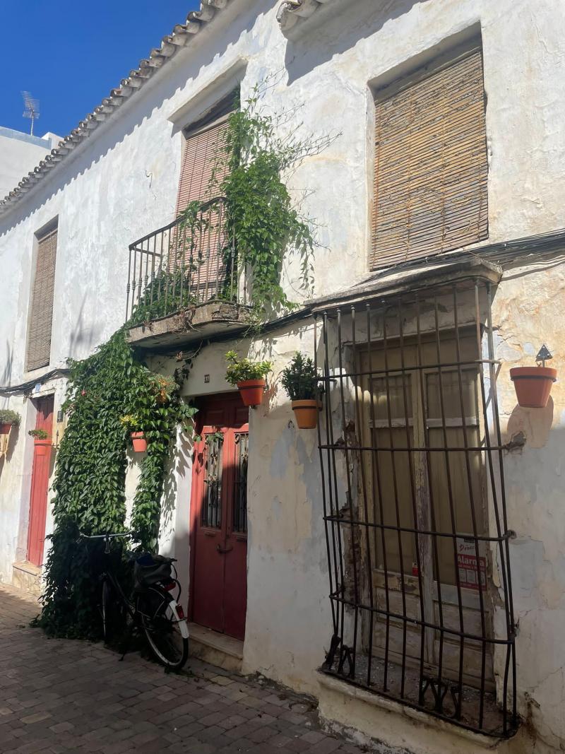 Encantadora casa de pueblo situada en el casco histórico de Estepona, con muchas características originales.