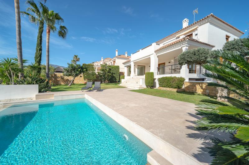 Villa te koop in La Alqueria, Benahavis