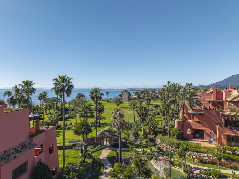 Panoramic Sea Views Beachfront Penthouse, New Golden Mile