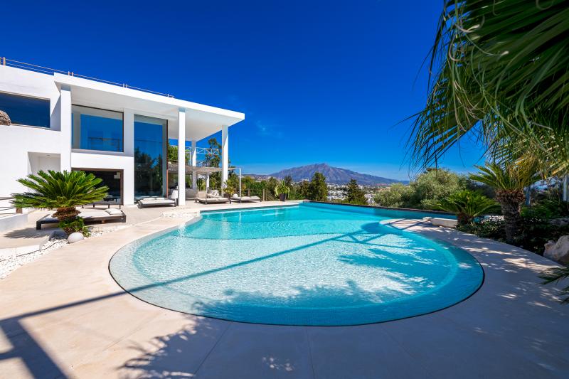 Villa te koop in La Alqueria, Benahavis