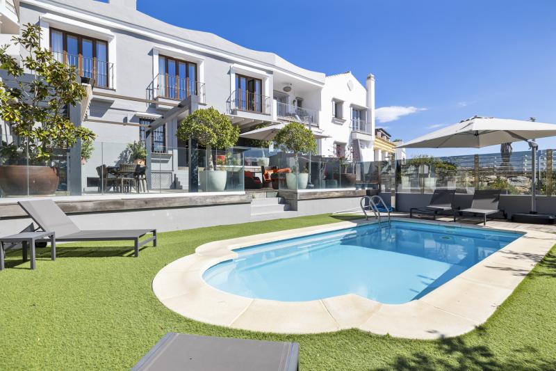 Amplia casa adosada con piscina y vistas al suroeste en zona premium de Marbella
