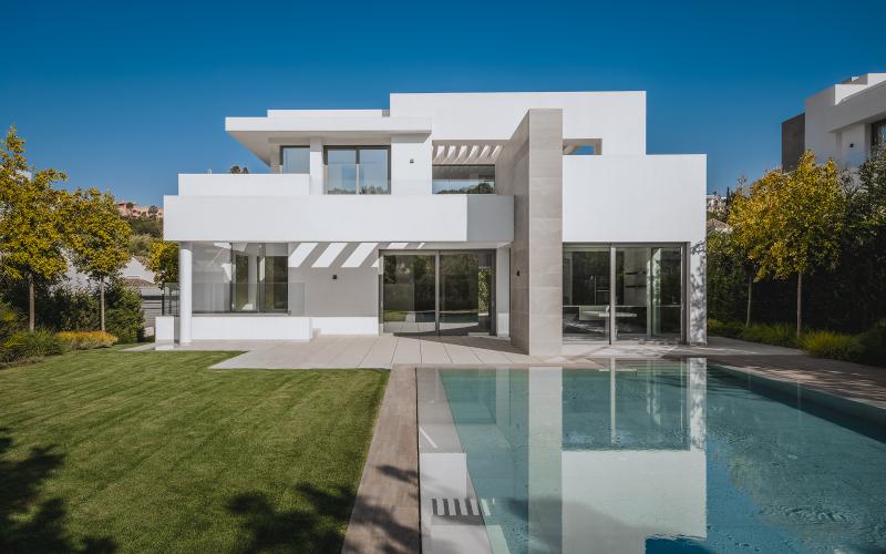 Villa contemporaine élégante avec 5 chambres en suite à El Paraíso, New Golden Mile, Marbella