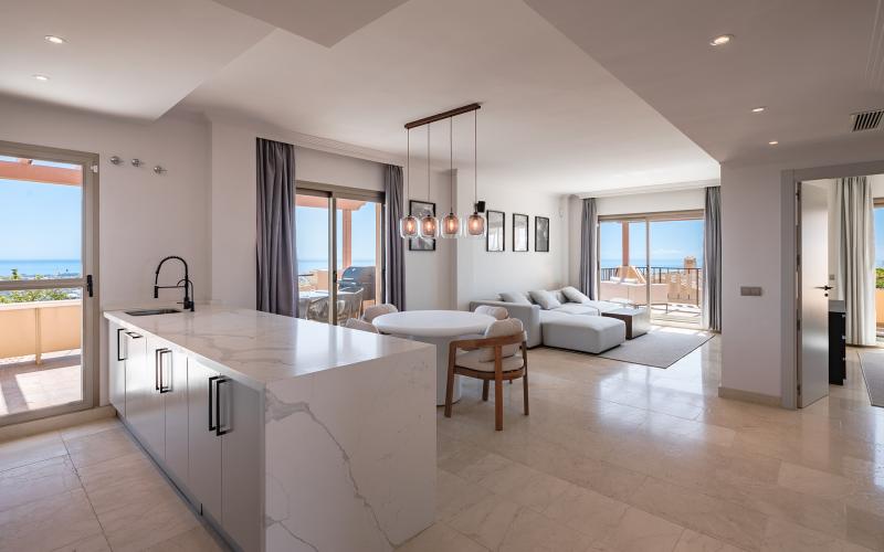 Kopen/huren! Spectaculair gelijkvloers penthouse met panoramisch uitzicht op zee in Hacienda del Señorio de Cifuentes, Benahavis.