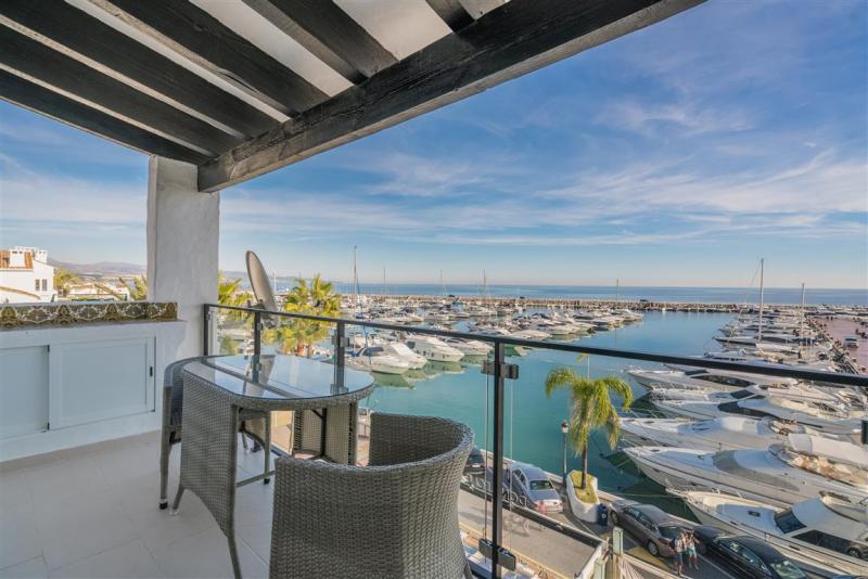 Magnificent apartment in a privileged location, first line beach Puerto Banús