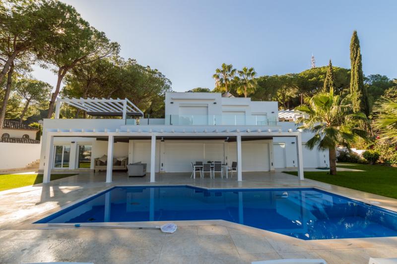 Lujosa villa contemporánea con espectaculares vistas al mar y la montaña para alquiler de corta temporada en Nueva Andalucía, Costa del Sol