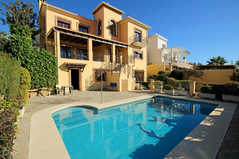 WITH PANORAMIC SEA, MOUNTAIN AND GOLF VIEWS! Elegant villa for sale at Valle Romano, New Golden Mile, Estepona, Costa del Sol