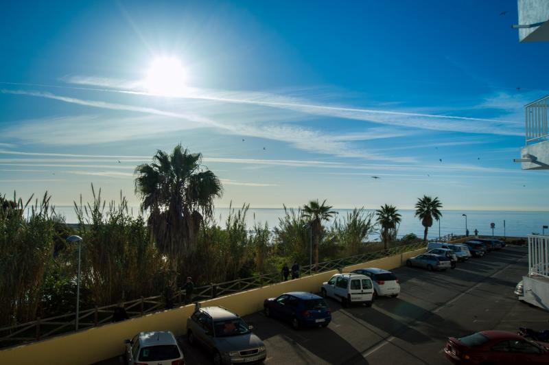 ¡1.ª LÍNEA DE PLAYA! Acogedor apartamento con vistas al mar y la montaña a la venta en San Pedro Alcántara, Costa del Sol