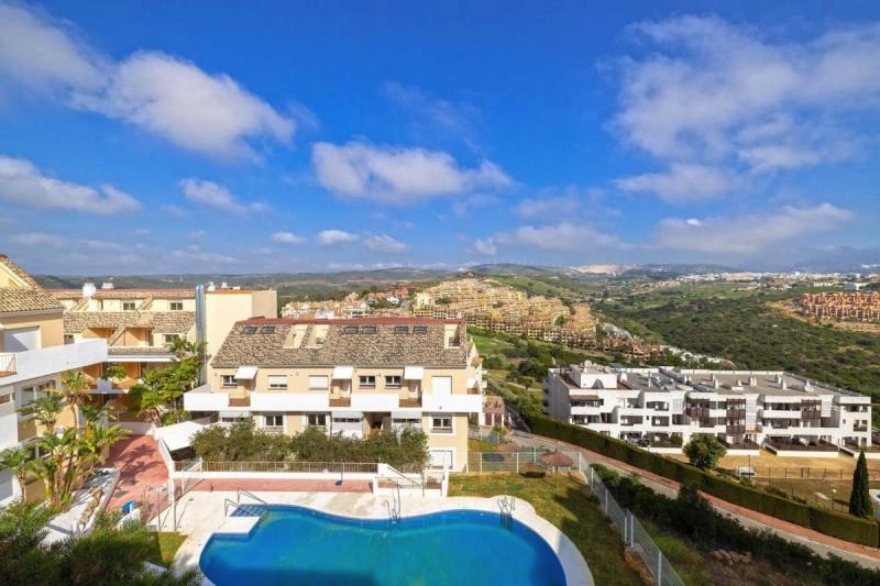 Almost-New Ground-Floor Apartment in Royal Duquesa Hills