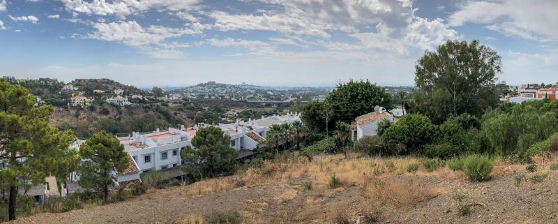 Corner plot with breath taking see views. The plot has a project with a beautiful modern villa with license.