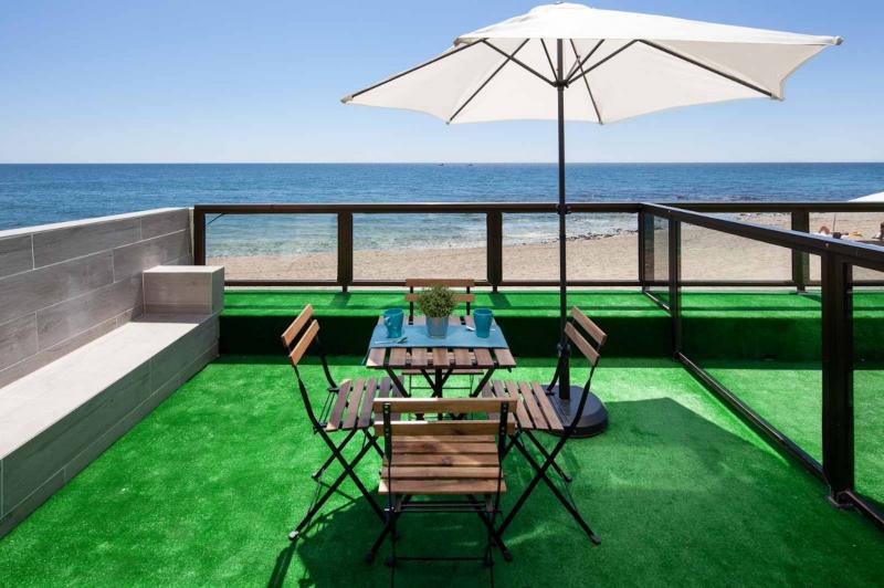 EXCELLENT INVESTMENT. 4 renovated apartments for sale located on the beach in Edificio Malibu, Benalmadena.