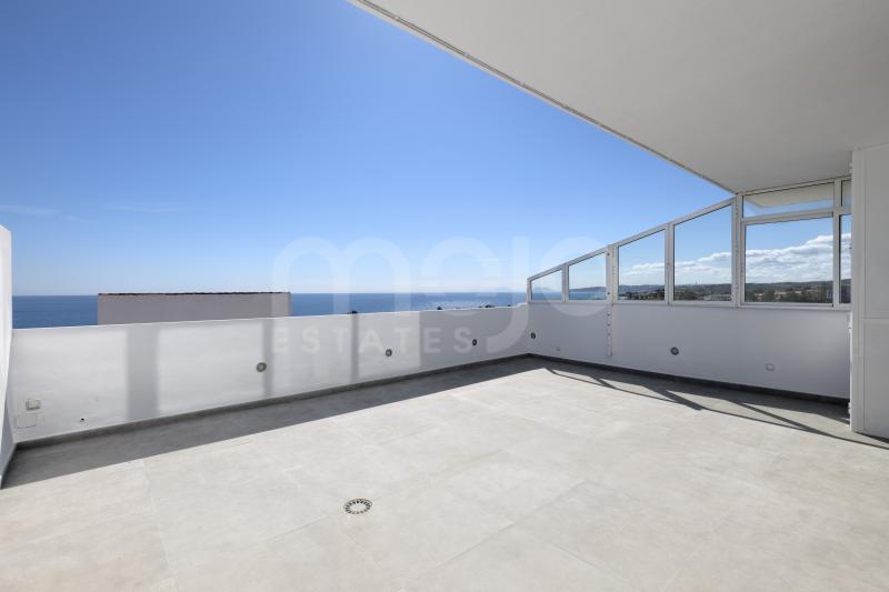 Duplex penthouse on the beachfront in Estepona