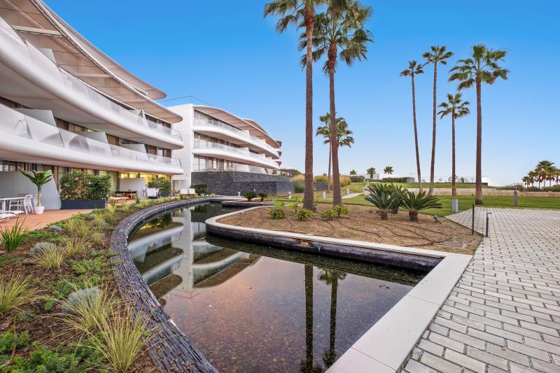 Spectacular ground-floor apartment in the exclusive beachfront urbanisation of The Edge