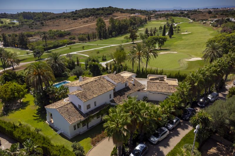 Encantadora villa de estilo andaluz de 6 dormitorios en primera línea de golf en El Paraiso - Benahavis