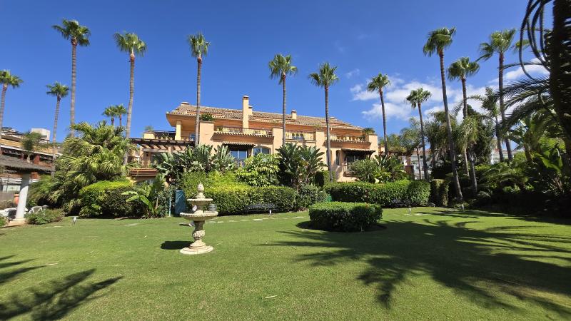 Primera Línea de Playa, Puerto Banús, Exclusivo Piso de Lujo en Planta Baja con jardín.