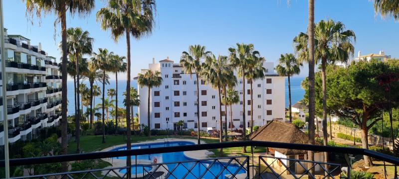 Apartment in beachfront complex, with good sea view, in Calahonda, Mijas-Costa