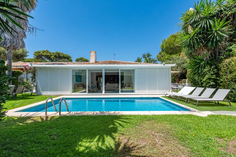 Semi-fritliggende villa til salg i Los Monteros, Marbella Este
