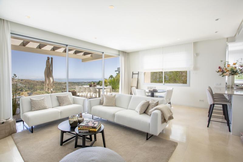 STYLISH 3-BEDROOM APARTMENT WITH PANORAMIC SEA VIEWS IN MARBELLA CLUB HILLS