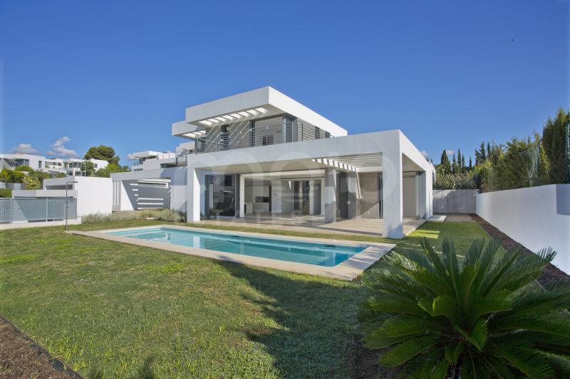 EXCELLENT VALUE 5 BEDROOM VILLA AT CANCELADA, ESTEPONA