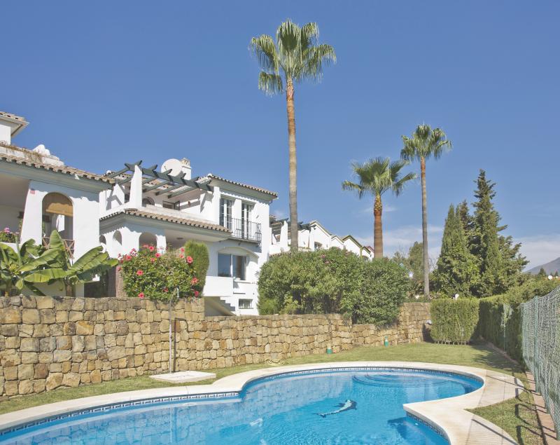 CHARMING 3-BEDROOM TOWNHOUSE LOCATED FRONTLINE TO GUADALMINA GOLF