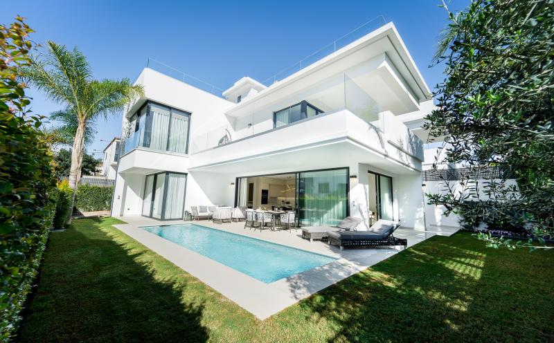 Villas modernes situées à Rio Verde, Mille d'Or, à seulement 100 m de la plage