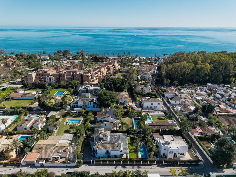 Exclusiva villa de tres plantas en San Pedro Playa