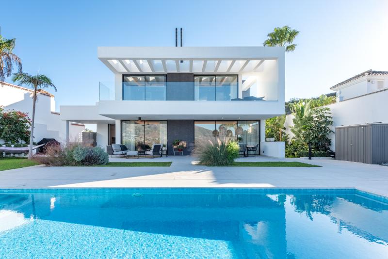 CONTEMPORARY LUXURY VILLA WITH PANORAMIC VIEWS – BUILT 2024