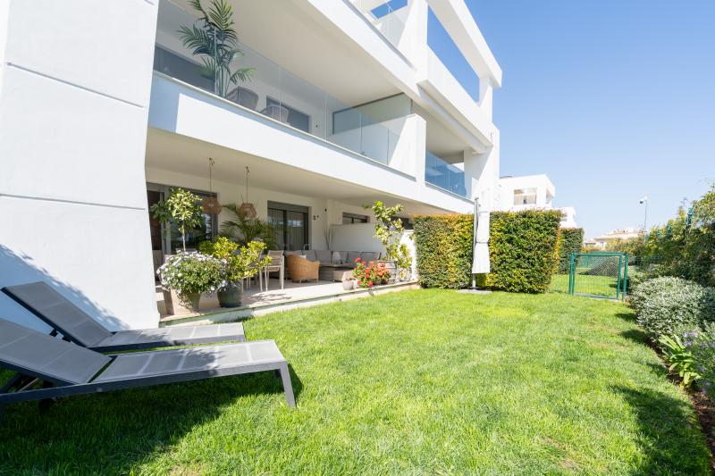Appartement lumineux de 3 chambres au rez-de-chaussée avec jardin privé à Vanian Gardens – New Golden Mile