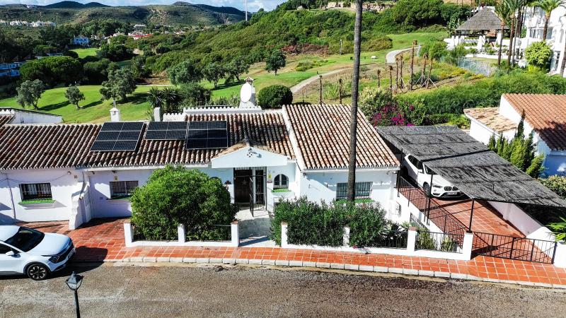 Half Vrijstaande Villa te koop in La Duquesa, Manilva
