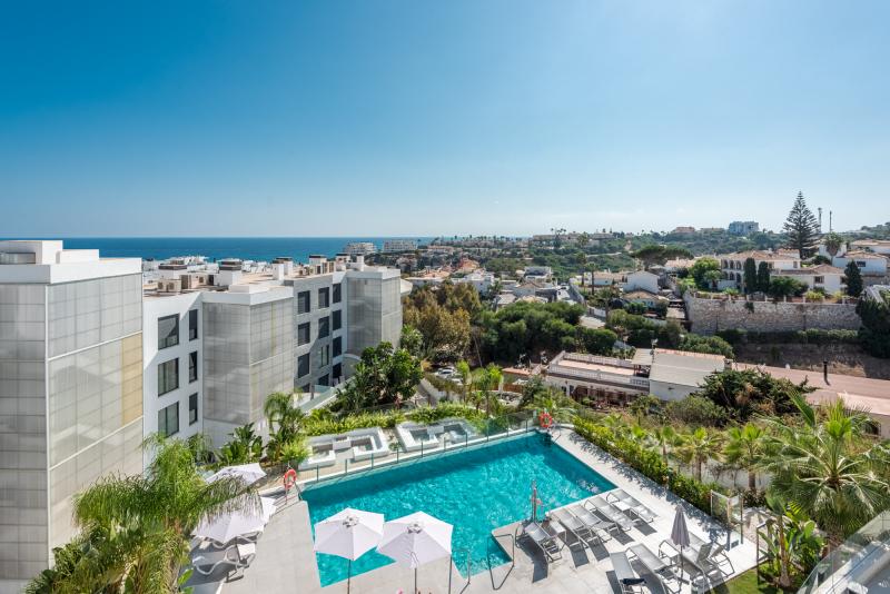 Elegancia moderna con vistas al mar y a la montaña en Fuengirola (con Licencia turística)