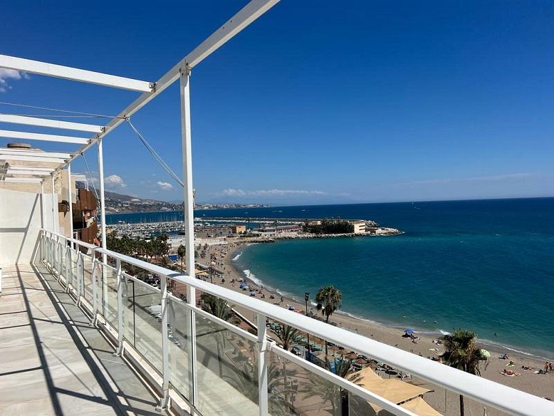 Underbar takvåning i frontlinjen med spektakulär utsikt över Medelhavet.