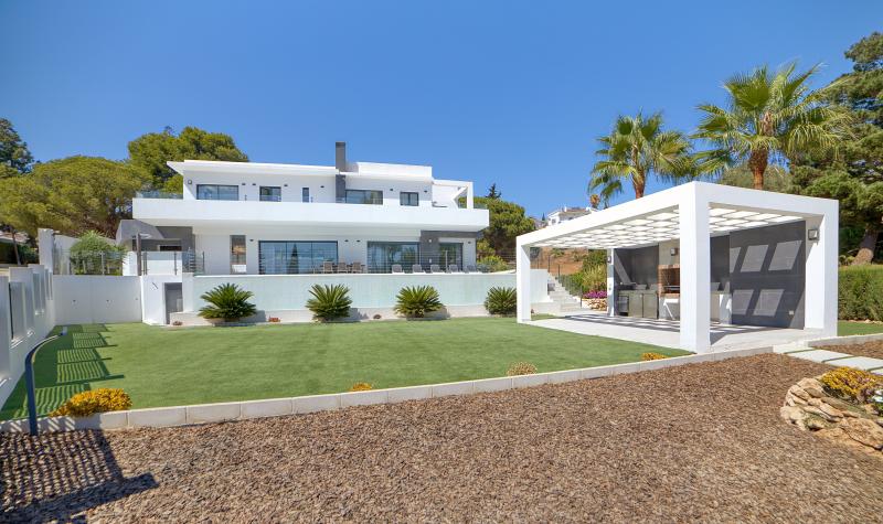 Spacious detached contemporary villa with Scandinavian feel near the sea