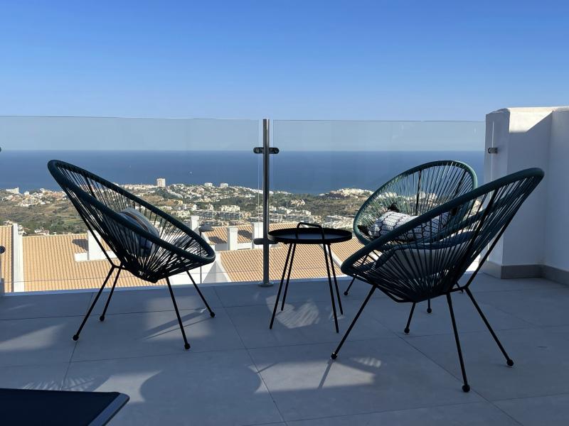 Welcome to this 3 bedrooms, duplex penthouse with undisturbed, panoramic views over the sea!