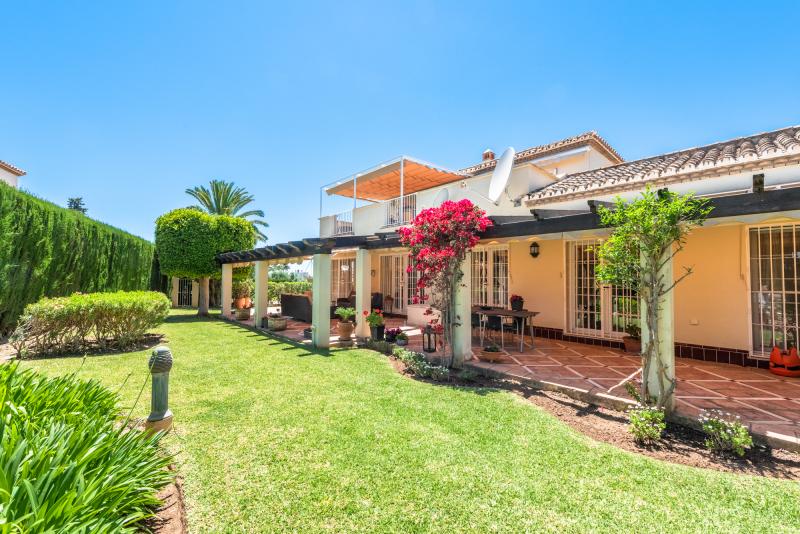 Charmig villa i andalusisk stil i El Paraiso Alto.