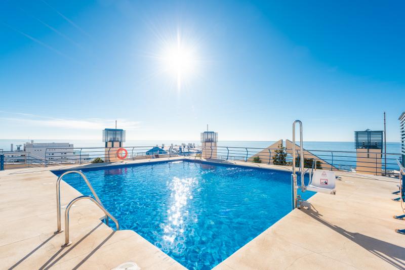 Grand appartement de 3 chambres au coeur de Marbella avec vue partielle sur la mer!