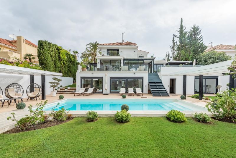 Villa te koop in Las Lomas de Nueva Andalucia